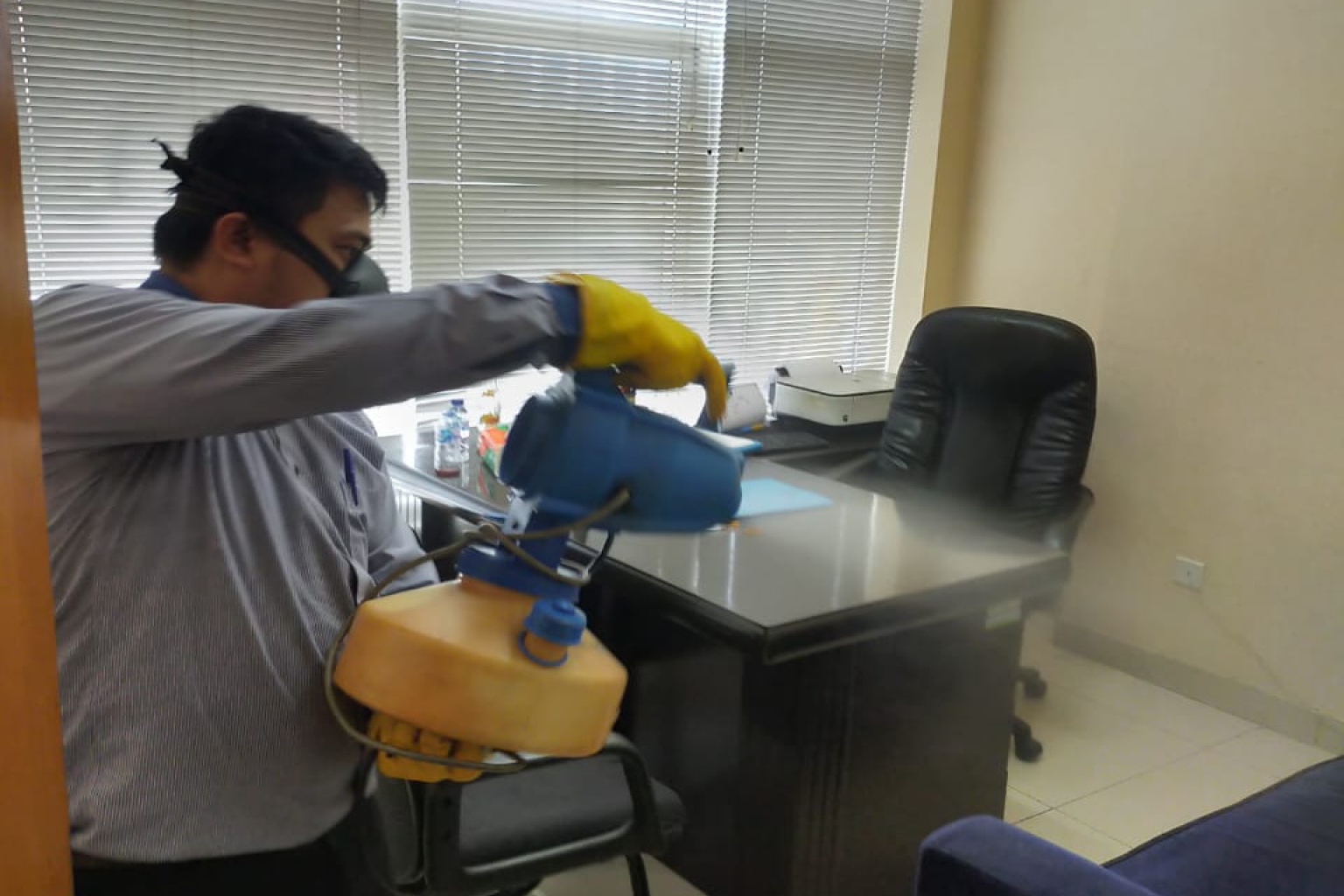 Cegah Penyebaran Covid-19, YAKKAP I Rutin Lakukan Penyemprotan Disinfektan di Kantor